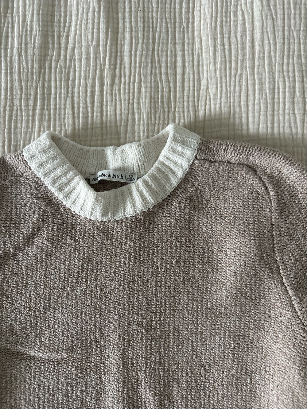 Abercrombie & Fitch Taupe Short-Sleeve Crewneck Sweater with White Trim - Picture 2 of 3